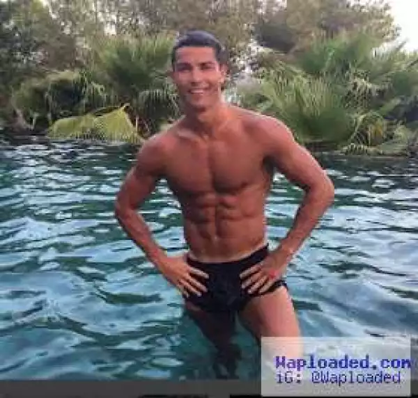 Cristiano Ronaldo flaunts his super perfect abs on Instagram (photo)
